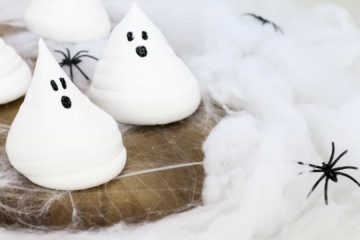 Halloween Meringue Ghosts